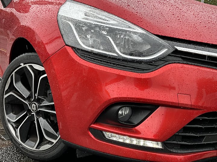 Red Renault Clio Iconic Tce 2018